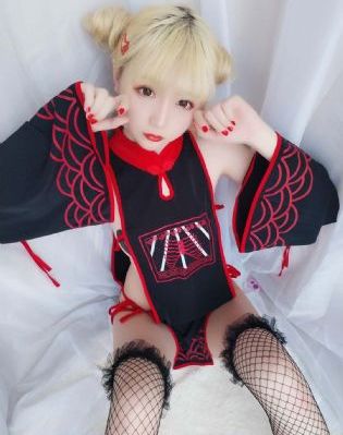 挠女生脚心